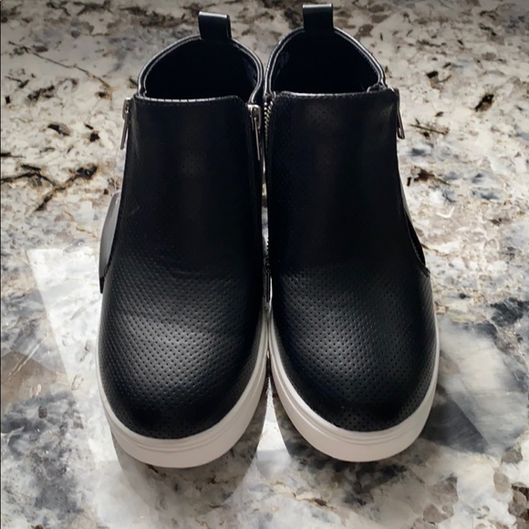 Shoes - Picture 2 of 4